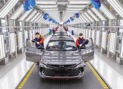 吉利汽車未來工廠湖州長興基地內,技術人員正在趕制汽車訂單產品。該基地是